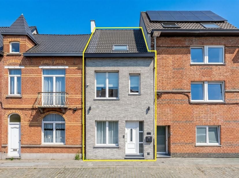 Afspraak BEZOEKDAG TELEFONISCH via Jari Wante op 0470/21.14.82<br />
Ontdek deze moderne, energiezuinige woning die volledig gerenoveerd werd in 2020