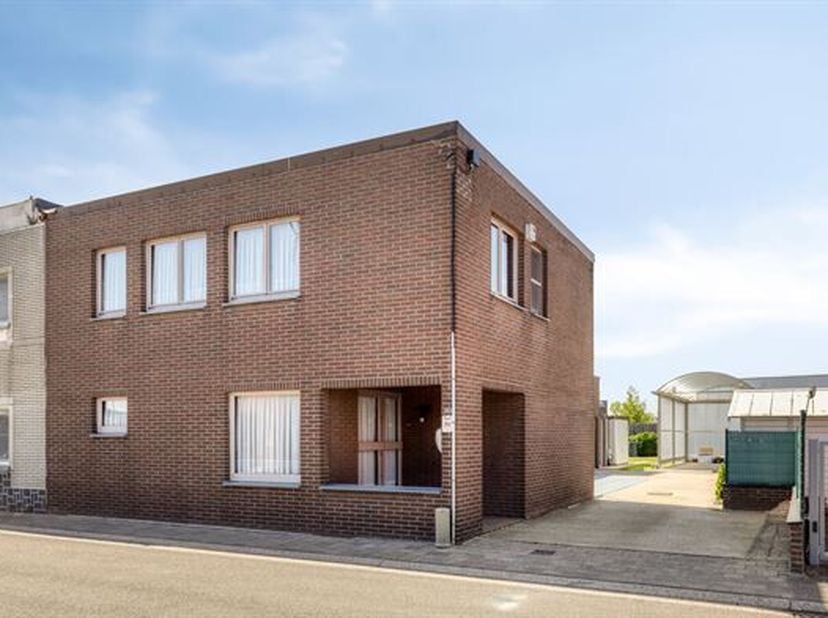 PRIMA ONDERHOUDEN HALFOPEN BEBOUWING MET 3 SLAAPKAMERS, LEUKE TUIN EN GARAGE.<br />
 Gelegen aan Pullaar te Puurs-Sint-Amands. De nabijheid van de N16