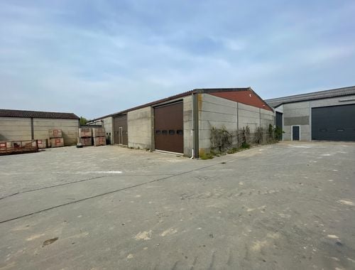                                         Entrepôt à louer à Passendale, € 450
