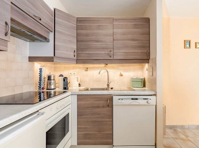 Te koop: gezellige vakantiewoning in Nieuwpoort, gelegen aan de Dienstweg Havengeul, op korte afstand van de haven en het centrum. Deze woning biedt e