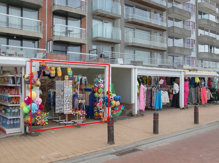 LOCAL SUR LA DIGUE À BLANKENBERGE - <br />
<br />
Local commercial idéalement situé à Blankenberge, Zeedijk 162. Son atout majeur n'est pas seulement
