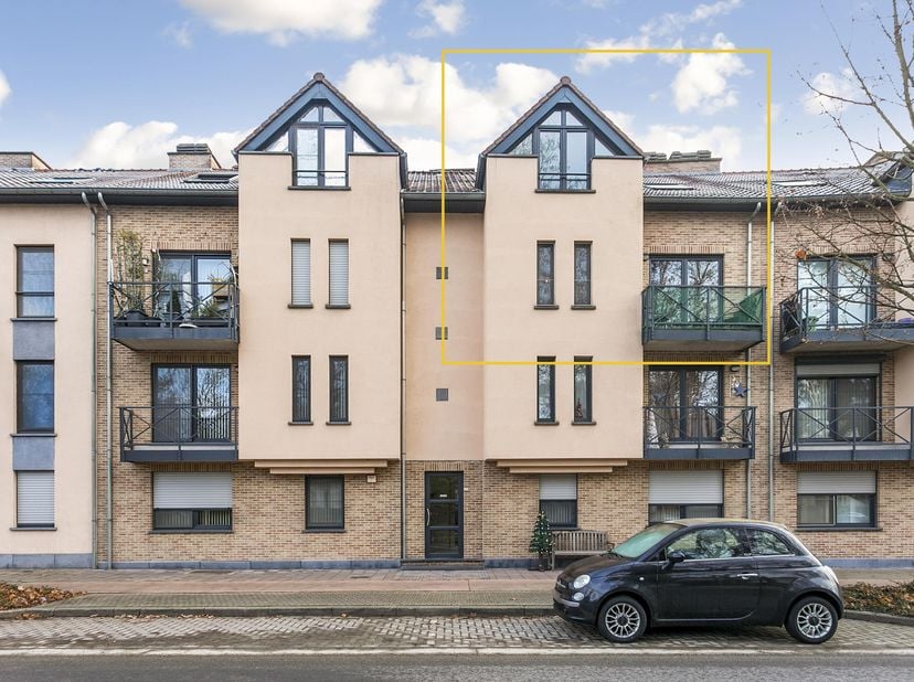 Ruime duplex appartement van 100m² gelegen op de Vennestraat 299 B23 te 3600 Genk.<br />
Dichtbij verschillende winkels en openbaar vervoer,beschikt o