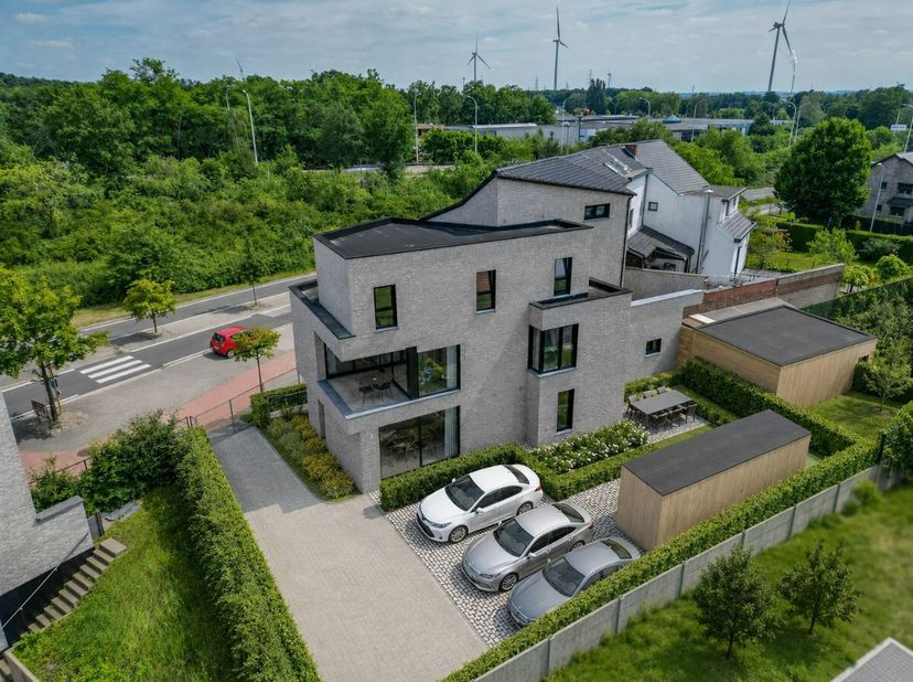 À vendre : appartement fermé moderne à Genk, situé Rozenkranslaan, en périphérie de la ville et entouré de verdure. Cet appartement neuf (année de con