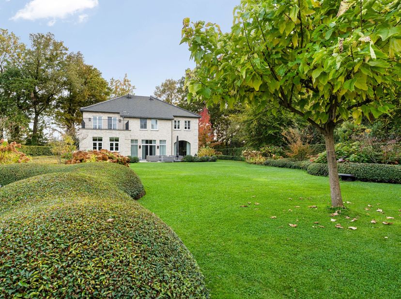 Deze exclusieve villa biedt een unieke combinatie van elegantie en hedendaags comfort. De prachtig aangelegde en omheinde tuin maakt het helemaal comp