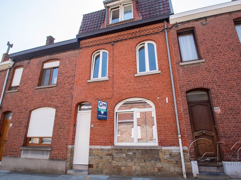 Enorme potentiel pour cette habitation à rafraichir, située au cœur du centre-ville, 3 chambres (possibilité 4/5), châssis PVC double vitrage récent,