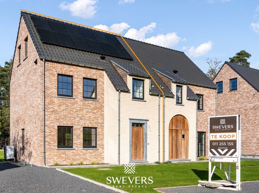 Voor meer info en foto’s, surf naar www.swevers.be – In de Langebergstraat in Koersel vinden we deze volledig afgewerkte en instapklare halfopen nieuw