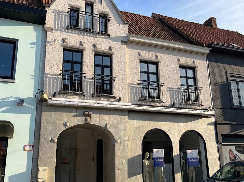Handelswoonst in centrum Kuurne op 440m² met diverse mogelijkheden.<br />
<br />
Dit pand bestaat vandaag uit twee delen. Een handelsgelijkvloers met