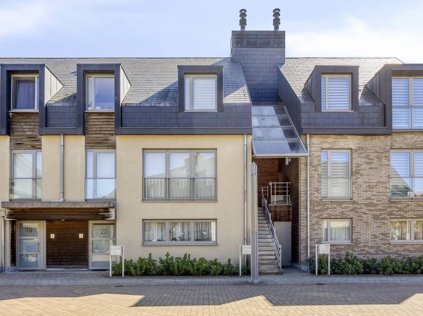 Met een indrukwekkende bewoonbare oppervlakte van 162 m² en + 20 m² aan terras, is dit appartement ontworpen voor wie houdt van comfort, licht en ruim