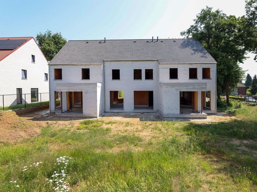 Ruime gesloten nieuwbouwwoning (194m²) in hartje Zolder<br />
- Bezoek onze modelwoning -<br />
Op de Schuttershof ter hoogte van huisnummer 27 bieden