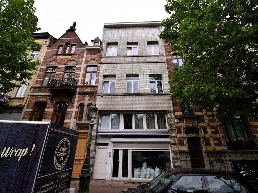 Gelegen aan de levendige Leopold II laan in Sint-Jans-Molenbeek, is dit appartementsgebouw, bestaande uit een commercieel gelijkvloers en 3 appartemen