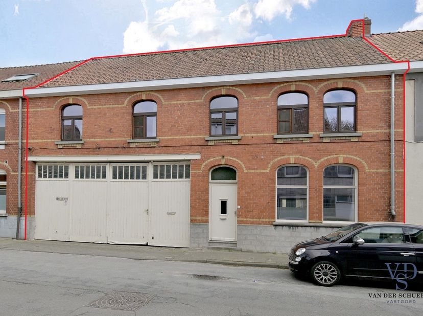 Deze ruime (o.a. vijf slaapkamers) eigendom is gelegen aan het station van Zingem.<br />
<br />
De woning beschikt over een inkomhal, een ruime leefru