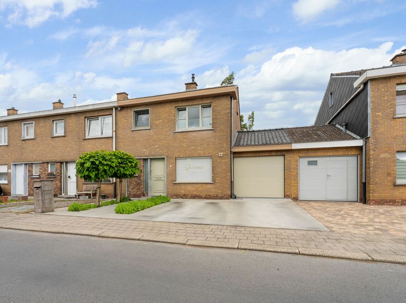 Instapklare gezinswoning op rustige locatie te koop in Rekkem<br />
Je betreedt de woning via de inkomhal met gastentoilet en hebt meteen toegang tot