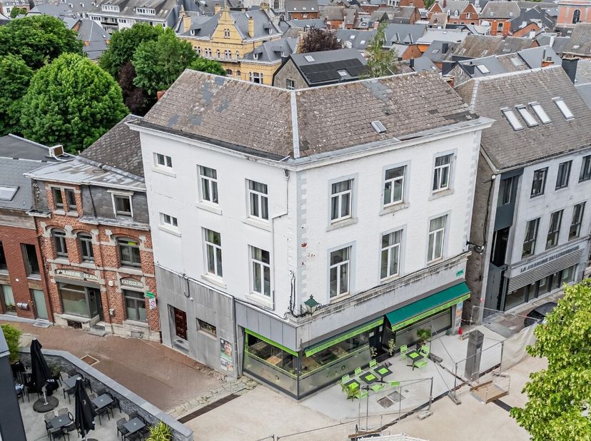 ERA B-LUX heeft het genoegen u deze opbrengsteigendom voor te stellen, ideaal gelegen aan de Place aux Foires, in het centrum van Marche-en-Famenne.Da