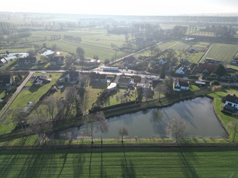 Ontdek dit prachtig gelegen stuk bouwgrond in Middelburg, een verborgen parel in het landelijke Maldegem. Hier geniet je van uitgestrekte velden, schi