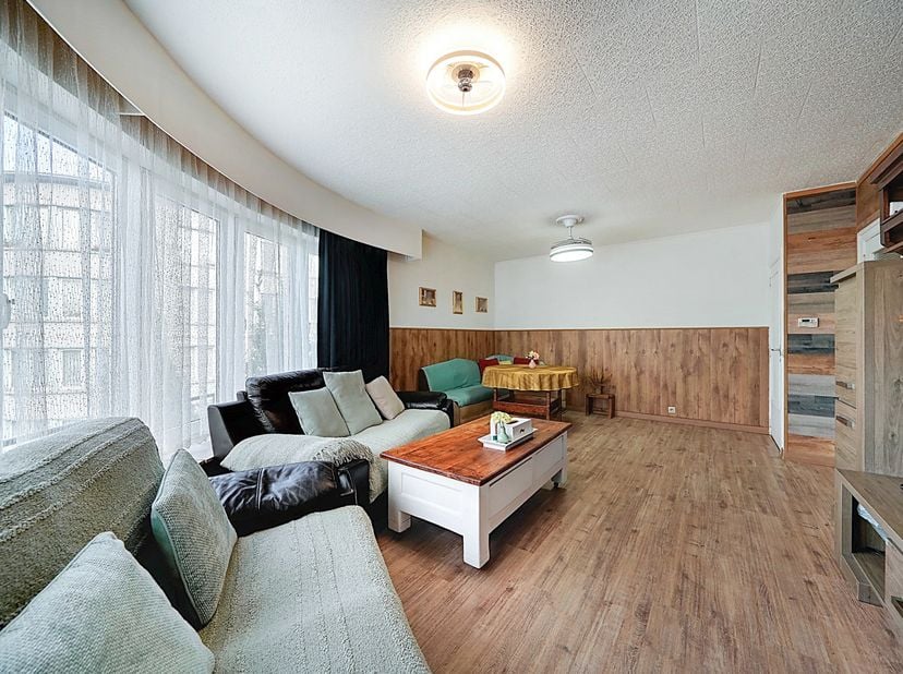 EasyHome vous propose cet appartement 2 chambres idéalement situé Avenue Jean Dubrucq 113 à 1080 Molenbeek.<br />
Belle opportunité d’acquérir un bien
