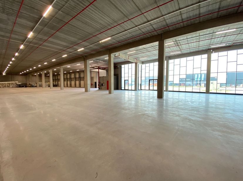 Ce bâtiment industriel logistique haut de gamme est situé dans une zone multimodale à un emplacement stratégique dans le port de Gand sur la zone indu