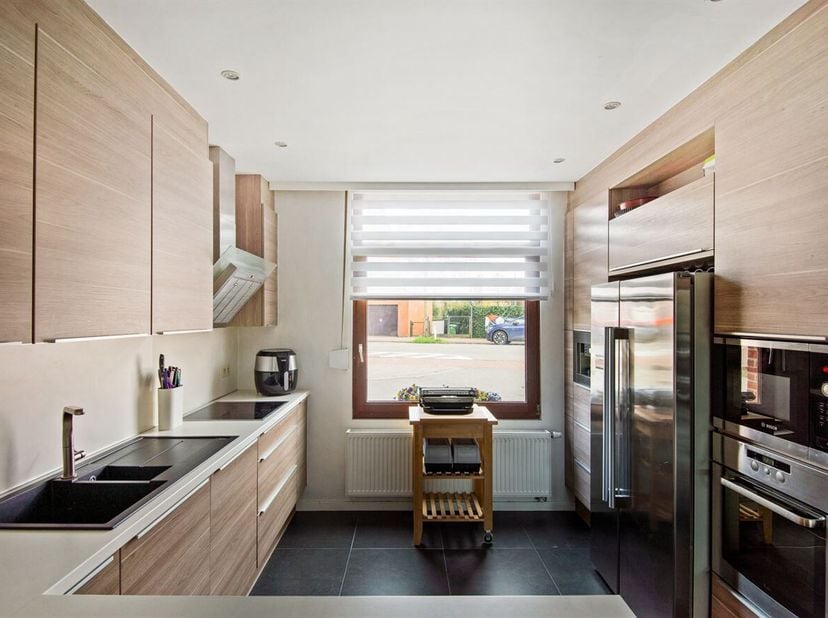 Instapklare woning met 3 slaapkamers en tuin<br />
Deze charmante woning is gelegen in de Oude Kruibekestraat 4 in Kruibeke, in een aangename en vlot
