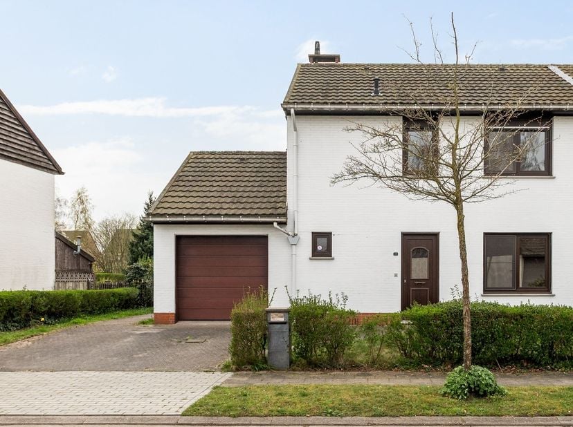 Te renoveren halfopen bebouwing (houtskeletbouw) op rustige ligging te Brecht, Gabrielle Petitlaan 21. <br />
<br />
Op zoek naar een woning die u v