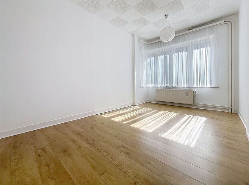 Avenue de Broqueville (Prox. Gribaumont, Tomberg, Georges Henri): Aantrekkelijk appartement, +/- 45m², licht, ongemeubileerd, 1 slaapkamer. Onmiddelli