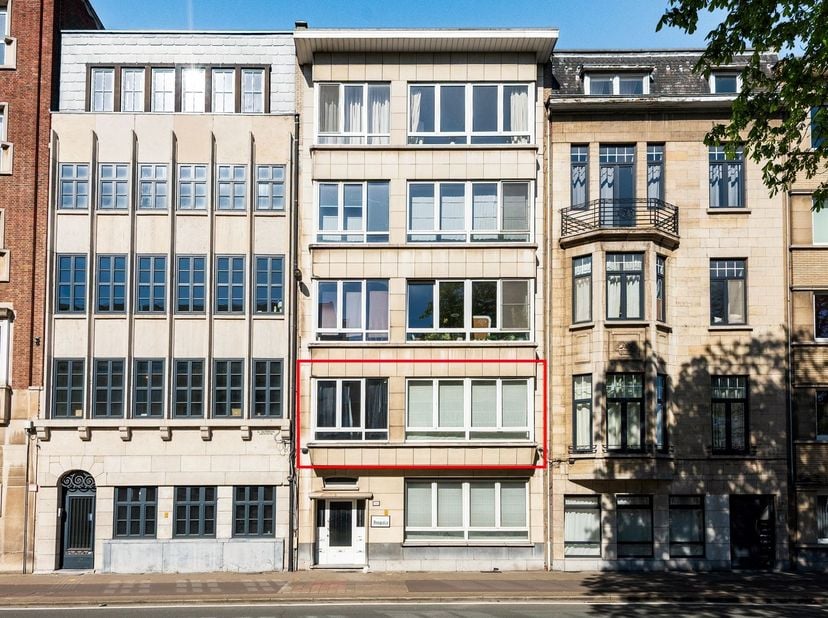 Ligging: Dit ruime appartement is uitstekend gelegen aan de statige Jan van Rijswijcklaan in Antwerpen. Dankzij de nabijheid van belangrijke invalsweg