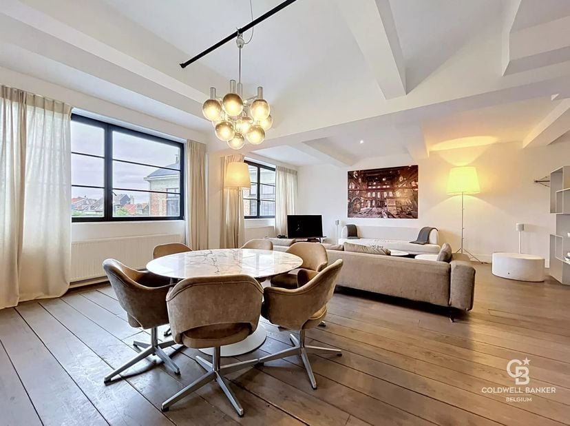 Situé dans le quartier Molière à deux pas dun petit parc, ce loft en duplex denviron 240 m² bruts offre de beaux volumes et des espaces lumineux au de