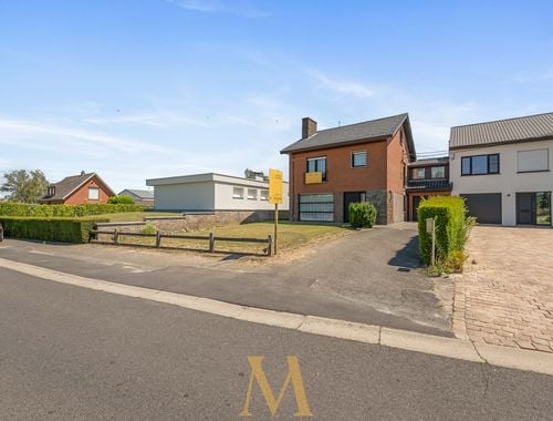                                         Maison à vendre à Sint-Eloois-Vijve, € 379.000
