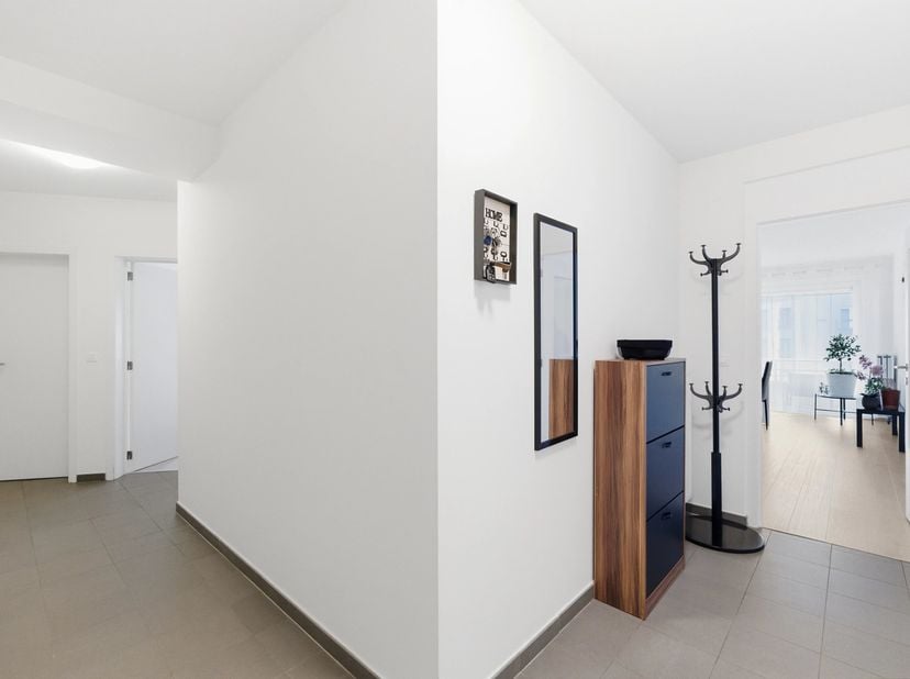 Appartement 2 chambres spacieux et lumineux en excellent état<br />
Hall d'entrée, WC et lave-mains<br />
Réceptions +/-27m2, accès terrasse Sud 10m²<