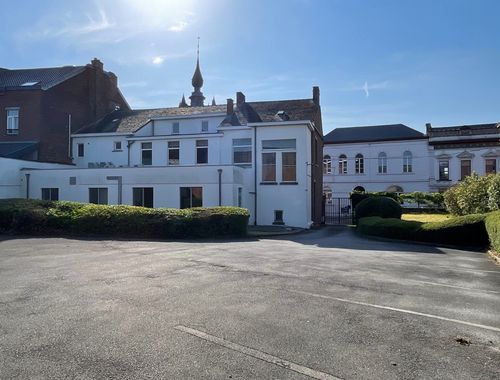                                         Bureaux à louer à Morlanwelz-Mariemont, € 3.500
