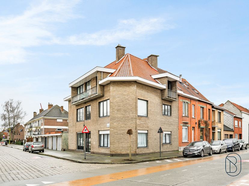 Topgelegen opbrengsteigendom met 3 verhuurde 2-slaapkamer appartementen en 3 garages in de Pius-x wijk.<br />
Indeling: Op het gelijkvloers vinden we
