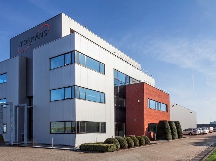 370,06m² d'espace de bureau au premier étage (divisible à partir de 171m²)<br />
Emplacement : à proximité de la sortie E313 et d'un arrêt de bus à di