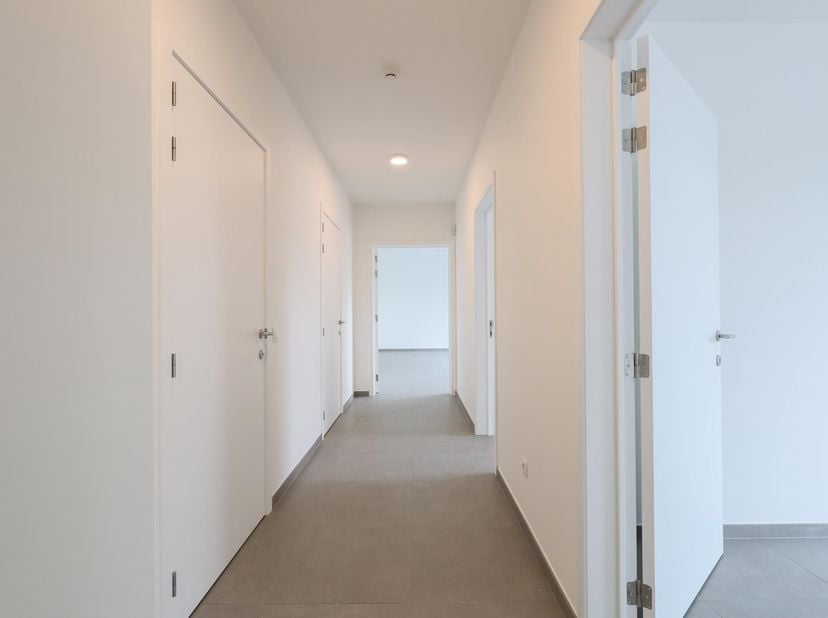 Prachtig appartement in hartje van Mol centrum. Het appartement is gelegen op de eerste verdieping van het gebouw en heeft een terras aan de zijde van