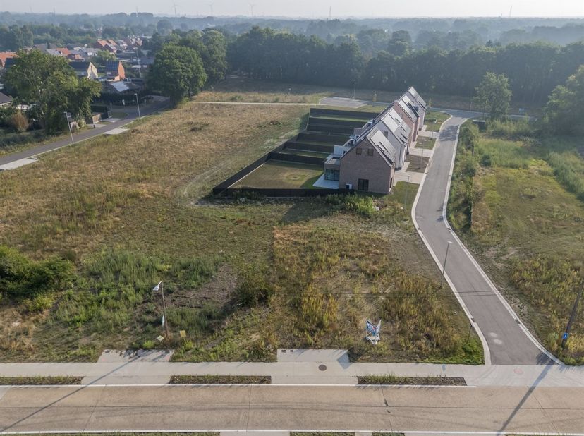 In zeer rustige nieuwe verkaveling gelegen bouwgrond voor open bebouwing van 6 are 46 centiare.<br />
In een nieuwe zijstraat van Sint Theresiastraat