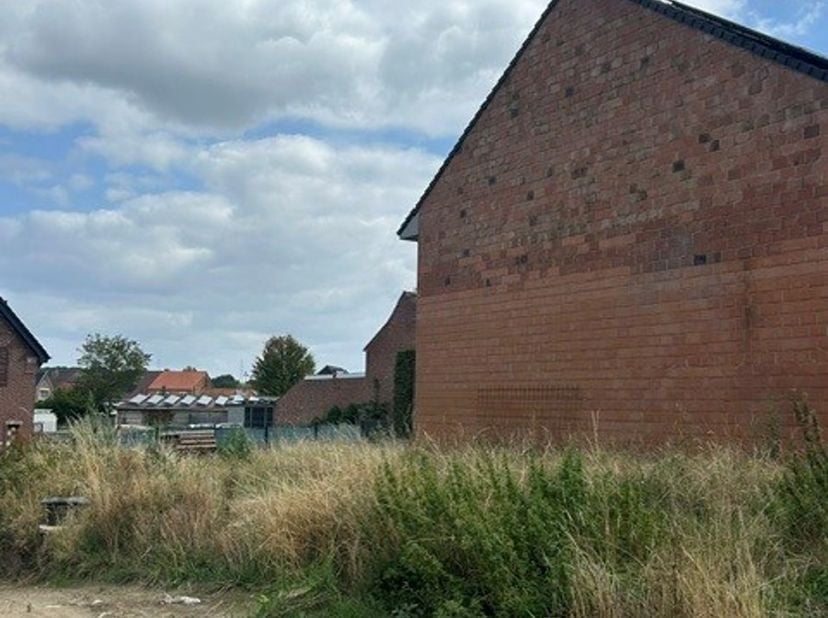 Rustig gelegen halfopen bouwgrond van 10a49ca in Eigenbilzen :<br />
Op zoek naar een ruime bouwgrond op een rustige en aangename locatie? Deze mooie