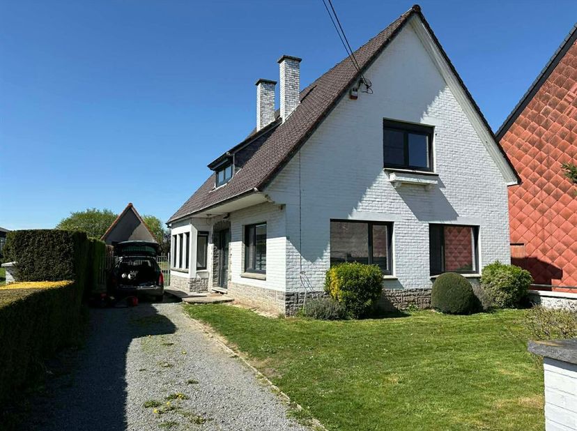 Jolie maison 4 façades située dans le village de Guignies, en retrait de la route, sur un terrain de 810 m², avec garage extérieur, dépendance et beau