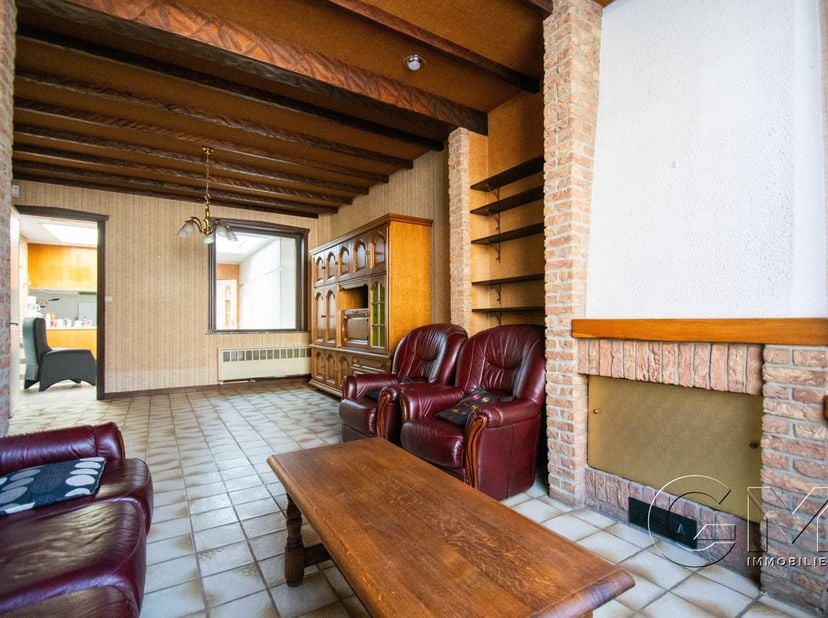 Spacieuse habitation située dans une rue calme, 4 chambres, châssis simple et double vitrage, chauffage central au gaz, plateforme et toiture en bon é