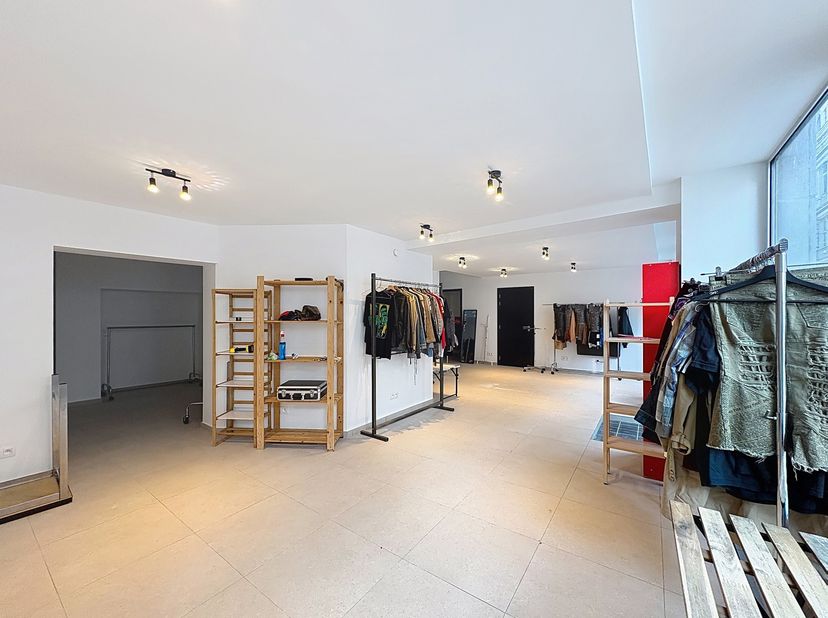 Surface commerciale avec remise au centre ville de Tournai !<br />
Commerce idéalement situé, offrant des espaces polyvalents pour développer votre ac