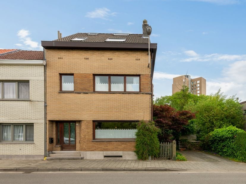Huis te koop in Aartselaarstraat 157,
                    2660 Hoboken