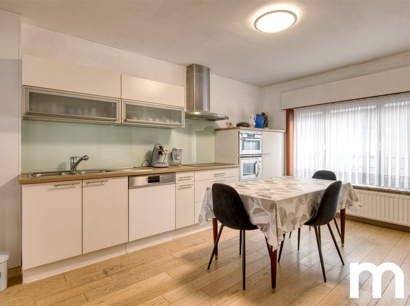 Deze eigendom biedt uitzonderlijk veel ruimte, comfort en flexibiliteit. Perfect voor grote gezinnen, kangoeroewonen of een combinatie van wonen en we