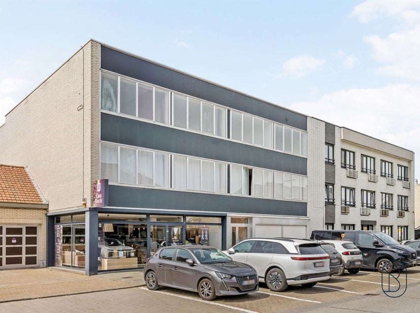 Topgelegen in centrum Oudenaarde: opbrengsteigendom bestaande uit 4 grote appartementen, grote dubbele garage, en een handelsgelijkvloers. <br />
<br