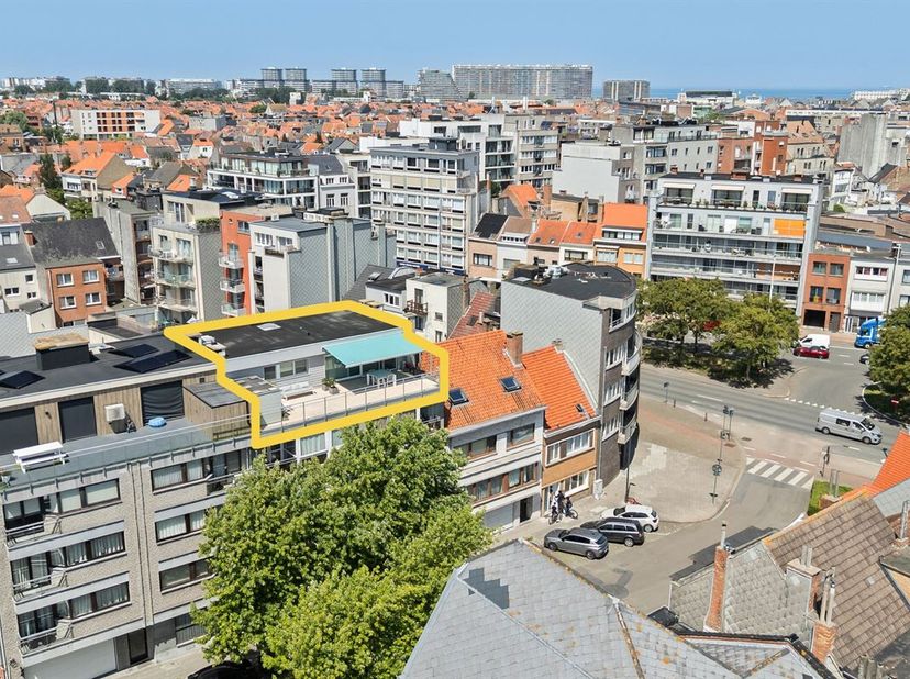 Luxepenthouse met zonterrassen<br />
Volledig gerenoveerd penthouse op de 4de verdieping (lift tot de 3de) met indrukwekkende zonneterrassen aan beide
