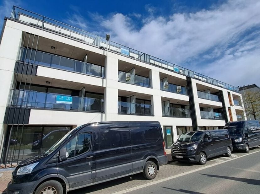 Recent 2-slaapkamerappartement met TERRAS, CARPORT, open zicht en zonnige orientatie heeft een uitstekende en centrale ligging vlakbij winkels, de rin