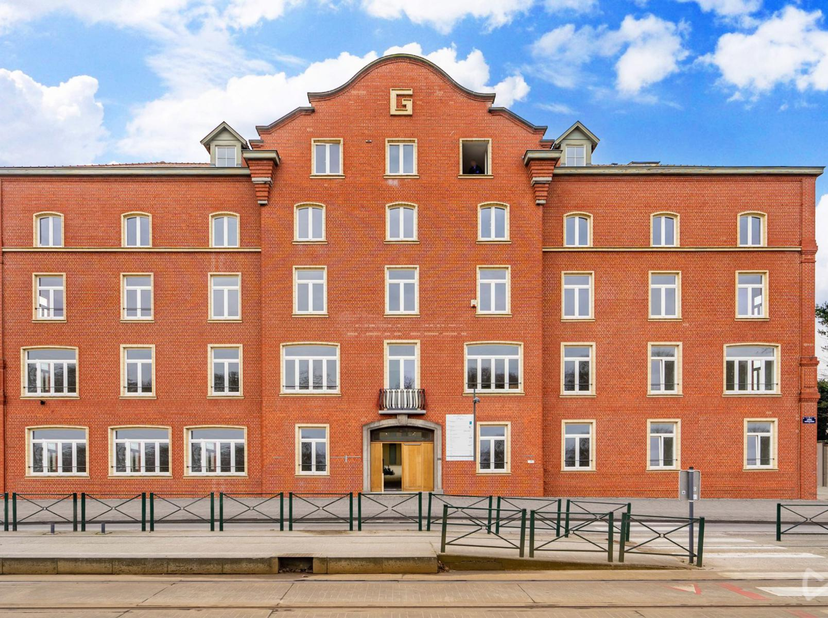 We Invest offers you for sale Brussels Usines, a spacious, warm and freshly renovated contemporary-style apartment, operated as a furnished 7-bedroom