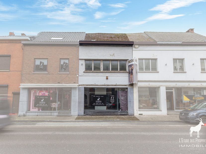 Makelaarsreferentie: V7170-455<br />
*** VIRTUELE TOUR: https://immo360.immo-facile.com/vtour/fr/6ma5c5/frame ***<br />
Ontdek deze te renoveren wonin