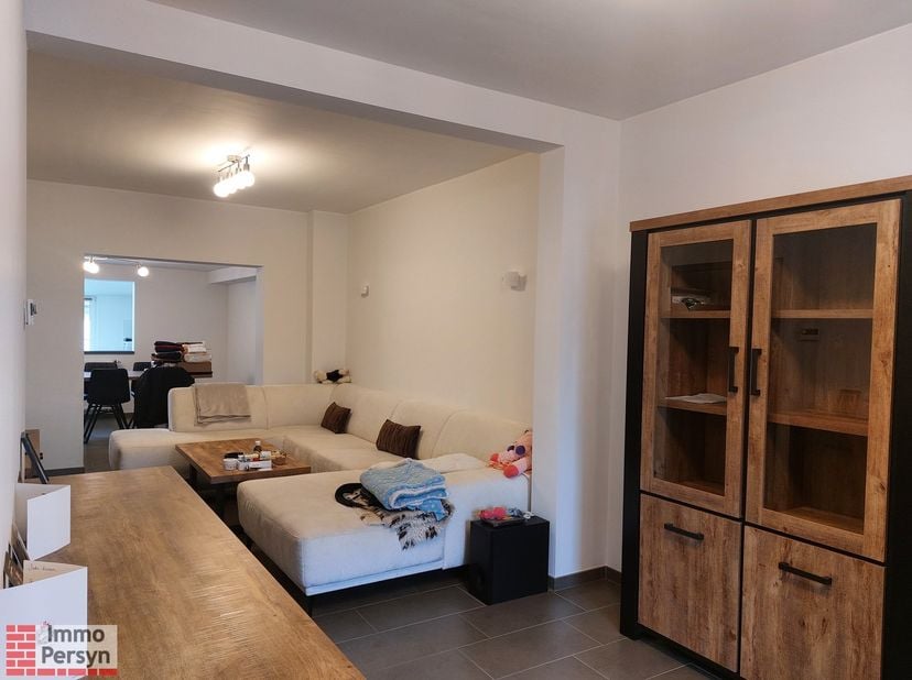 Deze gerenoveerde rijwoning in Scherpenheuvel is perfect voor wie op zoek is naar een instapklare woning met een gezellige stadstuin. De woning is gel