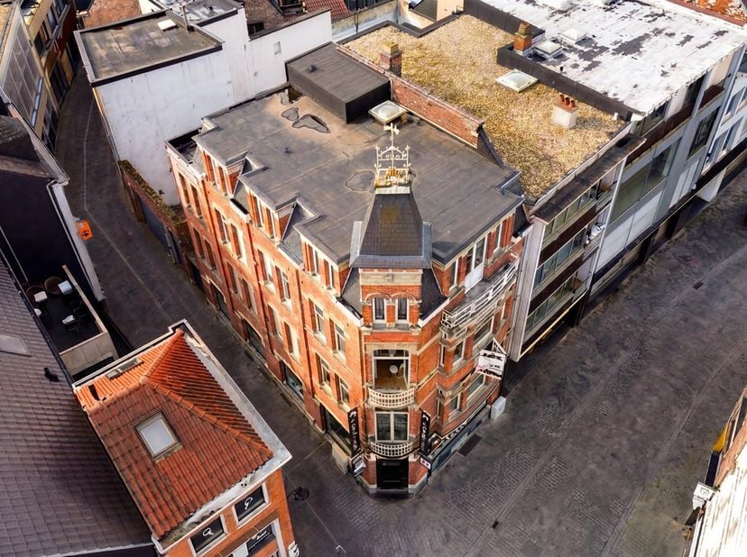 Bent u op zoek naar een appartement met potentieel op een centrale ligging in Aalst? Dan is dit appartement op de tweede verdieping zeker het ontdekke