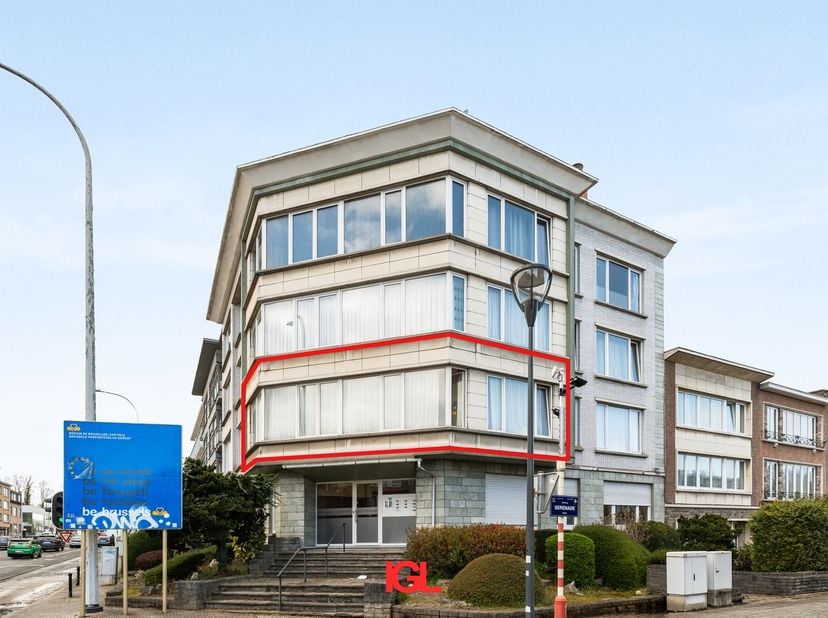 Immo Groot Leeuw presenteert u dit zonnige en volledig gerenoveerde appartement op de eerste verdieping, gelegen op de grens van Dilbeek en Molenbeek,