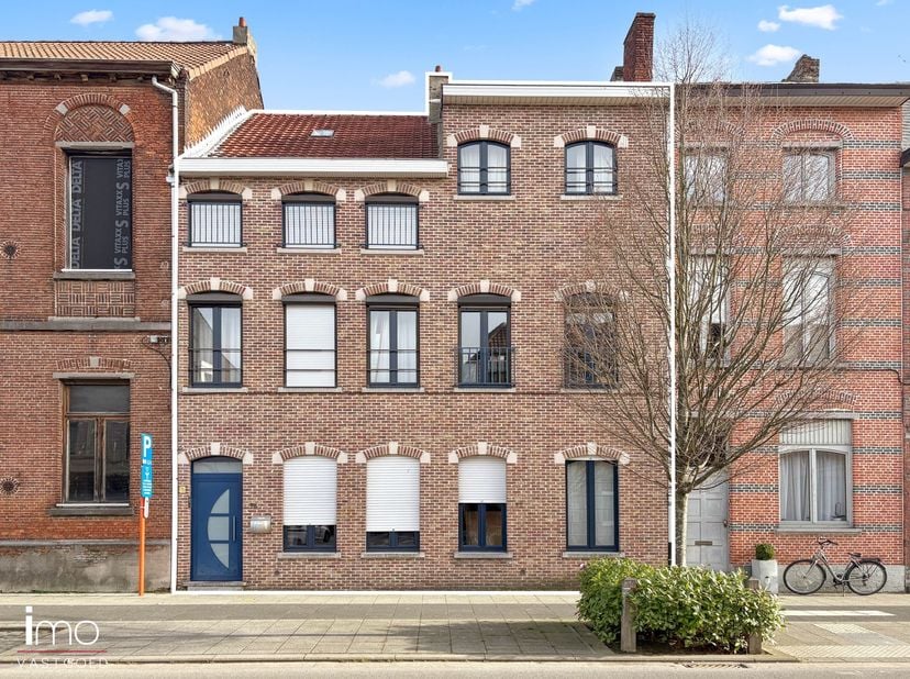 Ruime gezinswoning met tal van mogelijkheden op toplocatie in Mechelen.<br />
Op een uitstekende ligging in Mechelen, vlakbij de Vaart, het Vrijbroekp