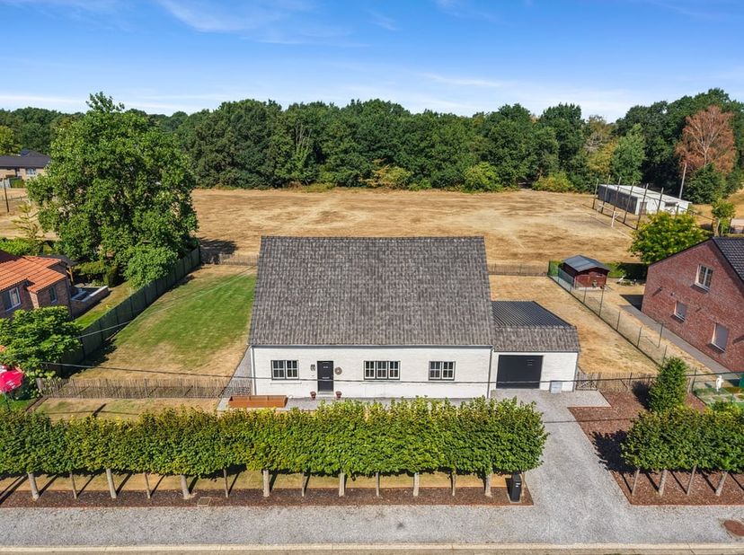 Op een rustige locatie in Diepenbeek bevindt zich deze ruime vrijstaande woning op een perceel van maar liefst 1.250 m². De woning, gebouwd in 1949, b