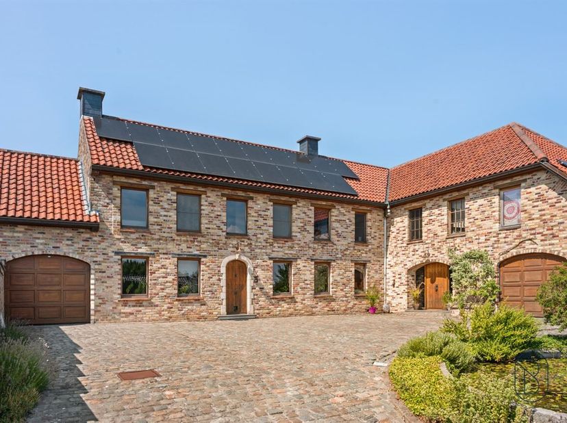 Spacieuse maison de caractère comprenant 4 chambres, un grand jardin et un charme authentique. Cette propriété exceptionnelle allie le charme d'une pe