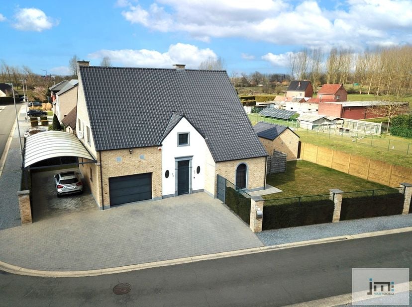 Deze ruime woning is gelegen in een rustige omgeving op een perceel van 6a13ca met een volledige afgesloten tuin.<br />
<br />
De inkomhal met het gas